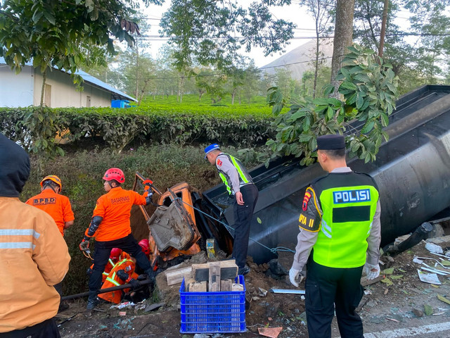 Kecelakaan beruntun melibatkan empat kendaraan di Jalan Raya Wonosobo-Parakan, di Desa Candiyasan, Kecamatan Kertek, Kabupaten Wonosobo. Foto: Dok. Istimewa