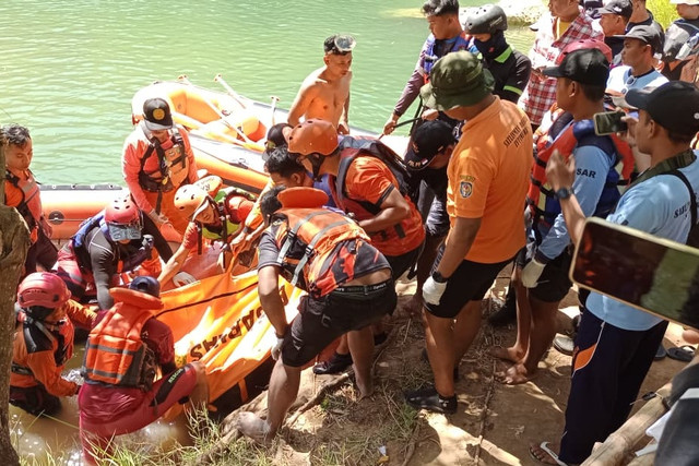 Tim SAR gabungan evakuasi pria yang tewas tenggelam di Kali Oya, Imogiri, Kabupaten Bantul, Selasa (21/7/2026). Foto: Polres Bantul