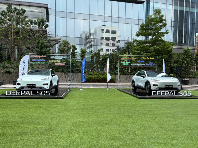 Changan Deepal SO5 BEV (kiri) dan Changan Deepal SO5 REEV (kanan) Foto: Alvian Yoga Yulianto/kumparan
