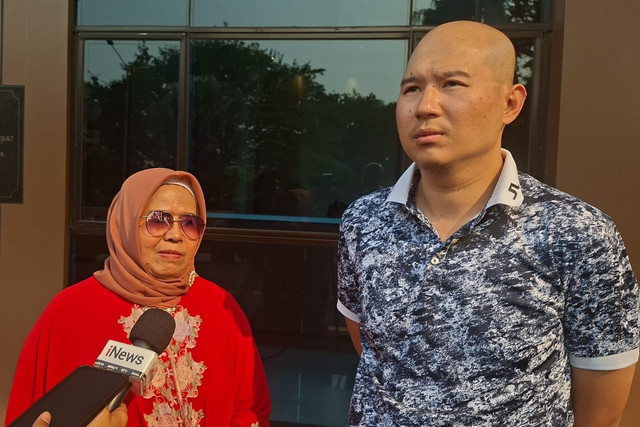 Suami Jesslyn, Evan bersama kuasa hukumnya Andi Darti memberikan keterangan di Polres Jakarta Pusat, Selasa (21/7/2026). Foto: Pradya Tirta/kumparan