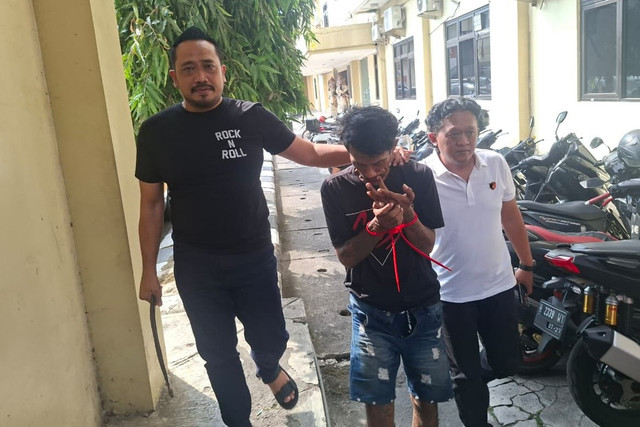 Polisi mengamankan tersangka (tengah) begal sadis yang membacok pemuda saat dibawa ke Polrestabes Semarang, Jawa Tengah, Selasa (21/7/2026). Foto: Intan Alliva Khansa/kumparan