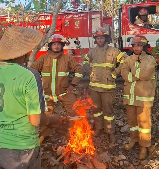 Video unik Damkarmat BPBD Gunungkidul mengedukasi warga agar tak membakar lahan sembarangan. Foto: Damkarmat Gunungkidul