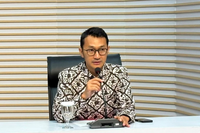 Jubir KPK Budi Prasetyo menyampaikan keterangan terkait kasus suap hingga gratifikasi di lingkungan Pemerintah Kabupaten Lombok Barat saat konpers di Gedung Merah Putih KPK, Jakarta, Selasa (21/7/2026). Foto: Kevin Daniel/kumparan