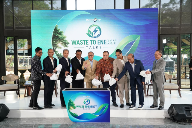 Sesi seremoni pembuangan sampah pada tempatnya dalam acara 'Waste to Energy' yang dilakukan secara simbolis oleh Menteri Koordinator (Menko) Bidang Pangan, Zulkifli Hasan (tengah), Menteri Lingkungan Hidup, Jumhur Hidayat (keempat dari kiri), Chief Investment Officer BPI Danantara, Pandu Sjahrir (keempat dari kanan), Direktur Manajemen Proyek dan Energi Baru Terbarukan PLN, Suroso Isnandar (kedua dari kanan), Direktur Transformasi & Keberlanjutan Bisnis PT Pertamina (Persero), Agung Wicaksono (kedua dari kiri), Wali Kota Bogor, Didie Rachim (ketiga dari kiri), serta Wali Kota Medan, Rico Waas (ketiga dari kanan) di Jakarta pada Kamis (16/7). Foto: Dok. PLN