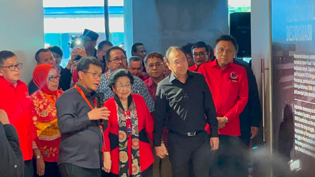 Presiden ke-5 sekaligus Ketua Umum Megawati Soekarnoputri menghadiri pembukaan Pameran Sejarah dan Arsip Foto Meretas Jalan Demokrasi untuk memperingati peristiwa Kudatuli di Taman Ismail Marzuki, Jakarta Pusat, Selasa (21/7/2026). Foto: Nasywa Athifah/kumparan