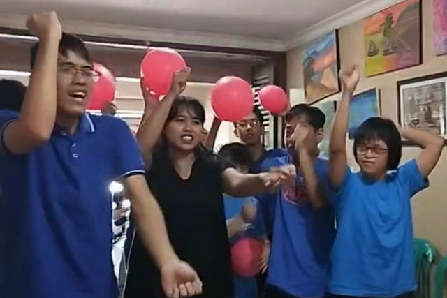 Nila Dianti (32) pegiat teater asal Semarang saat mengajar penyandang disabilitas dalam kelas ekspresi. Foto: Dok. Pribadi