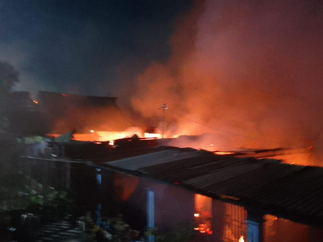 Rumah-rumah di Lubuklinggau, Sumsel, yang terdampak kebakaran yang dipicu MSE, seorang pria yang marah kepada istrinya karena dilaporkan ke polisi terkait KDRT. Foto: Dok. Istimewa