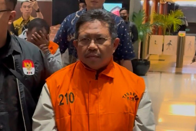 Bupati Lombok Barat Lalu Ahmad Zaini mengekan rompi tahanan berjalan menuju mobil tahanan usai menjalani pemeriksaan di Gedung Merah Putih KPK, Jakarta, Selasa (21/7/2026). Foto: Kevin Daniel/kumparan