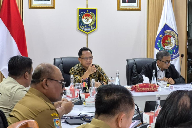 Mendagri sekaligus Ketua Satgas PRR Tito Karnavian dalam rakor percepatan pembangunan huntap di wilayah terdampak bencana Sumatera yang digelar hybrid di Kantor Kemendagri, Jakarta, Selasa (21/7/2026). Foto: Nabila Ulfa/kumparan
