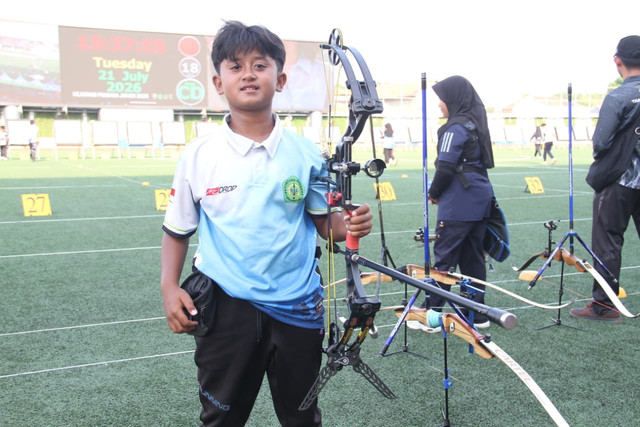 Atlet Panahan U-13 asal Banjarnegara, Syabiel Al Ghifari Muliawan, menjalani official training jelang MilkLife Archery Challenge Kejurnas Junior 2026 di Supersoccer Arena, Kudus, Jawa Tengah pada Selasa (21/7). Foto: Vega Ma'arijil Ula/kumparan