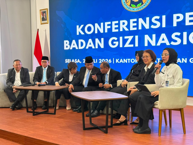 Konferensi Pers Badan Gizi Nasional (BGN) yang dipimpin oleh Wakil Kepala BGN sekaligus Juru Bicara Agustina Arumsari dan Wakil Kepala BGN Trenggono di Gedung BGN, Jakarta, Selasa (21/7/2026). Foto: Nauval Pratama/kumparan