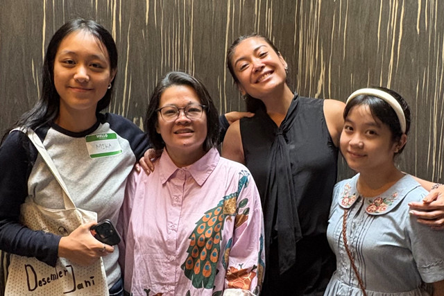 Deretan cast dan sutradara dari film Desember Jani saat ditemui di Kawasan Darmawangsa, Jakarta Selatan, Selasa (21/7/2026).
 Foto: Aprilandika Pratama/kumparan