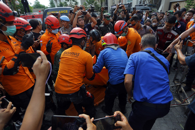 Tim SAR gabungan mengevakuasi korban ledakan di sebuah rumah di Komplek Grand Polonia, Medan, Sumatera Utara, Selasa (21/7/2026). Foto: Yudi Manar/ ANTARA FOTO