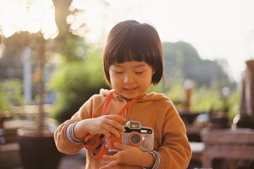 Ilustrasi Hari Anak Nasional 2026 Tanggal Berapa, Foto: Unsplash/zhenzhong liu