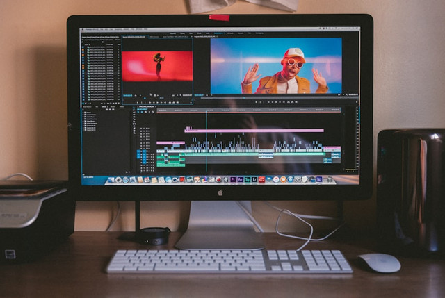 Ilustrasi Link MV NORMAL BTS, Foto: Unsplash/Jakob Owens