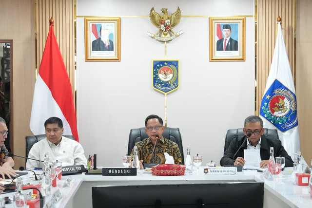 Mendagri sekaligus Ketua Satgas PRR Tito Karnavian dan Menteri PKP Maruarar Sirait dalam rakor percepatan pembangunan huntap di wilayah terdampak bencana Sumatera yang digelar hybrid di Kantor Kemendagri, Jakarta, Selasa (21/7/2026). Foto: Kemendagri RI