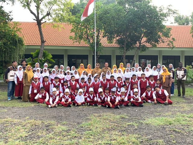 (foto Bersama setelah Apel pagi, Sumber: dokumentasi KKN 50 UINSA)