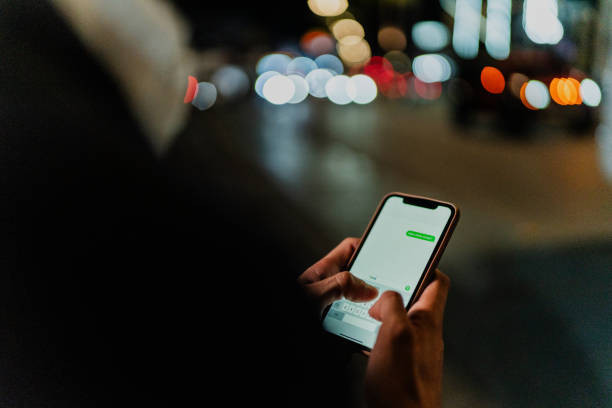 Ilustrasi membalas chat di tengah kesibukan. Sumber:https://www.istockphoto.com/en/photo/close-up-of-a-man-typing-on-mobile-phone-outdoors-gm1818384377-549834058
