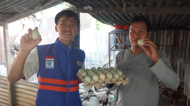 Kebahagiaan Kelompok Peternak Bebek Binaan DT Peduli Sulsel saat panen telur (Sumber: DT Peduli)