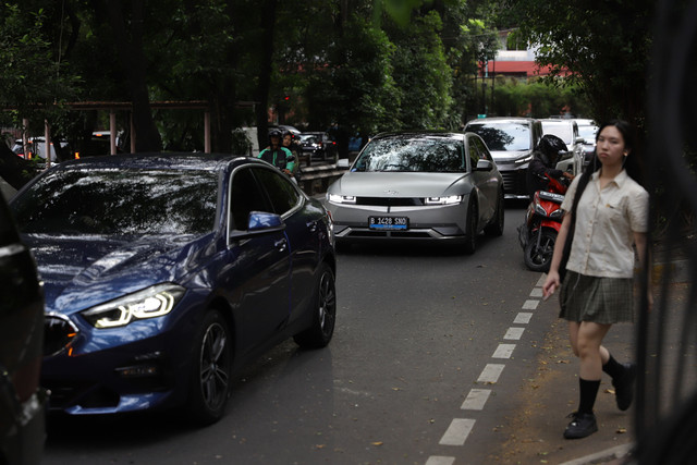 Bunyi klakson kendaraan terdengar bersahutan di salah satu pertigaan Jalan Pangeran Antasari, tepatnya akses menuju Mentari Intercultural School Cipete, Jakarta, Rabu (22/7/2026) pagi. Foto: Jamal Ramadhan/kumparan