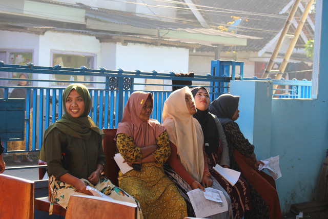 Gambar 1. Masyarakat Desa Ranuagung menunggu giliran untuk mengikuti proses penyaluran bantuan sembako sesuai jadwal yang telah ditetapkan (Dok. Tim UM BBM Desa Ranuagung 2026).