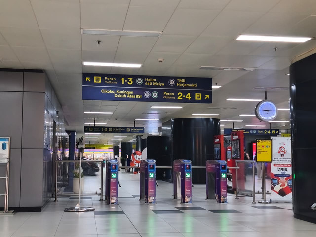 Kondisi terkini Stasiun LRT Cawang pasca gangguan teknis yang menyebabkan rangkaian kereta berhenti mendadak di dekat Kawasan Cawang, Jakarta, Rabu (22/7/2026). Foto: Aditya Nugraha/kumparan