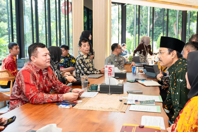 Mensos Saifulah Yusuf (Gus Ipul) menerima audiensi Bupati Aceh Utara Ismail A. Jalil di Kantor Kemensos, Selasa (21/7/2026). Foto: Dok. Kemensos