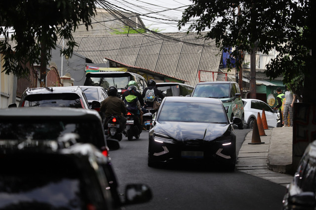 Ilustrasi sejumlah mobil listrik melintas di kawasan Cipete, Jakarta, Rabu (22/7/2026) pagi. Foto: Jamal Ramadhan/kumparan