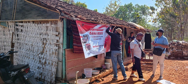 Anggota DPR RI Dapil XI Jatim, Said Abdullah beri bantuan bagi warga dengan rumah tak layak huni di Madura. Foto: Dok. Istimewa