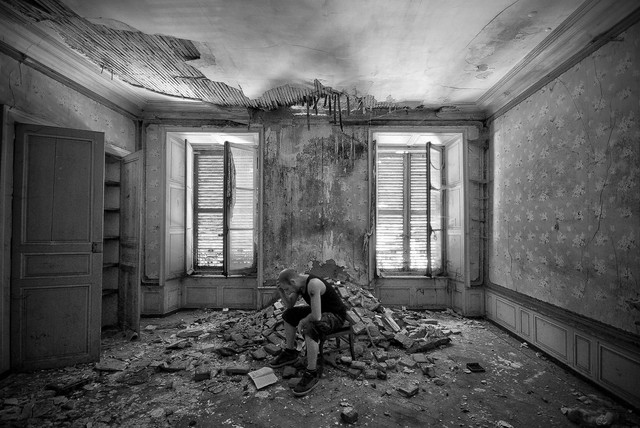 Ilustrasi seseorang yang tertekan (Sumber: https://pixabay.com/photos/house-abandoned-urban-exploration-4599503/)