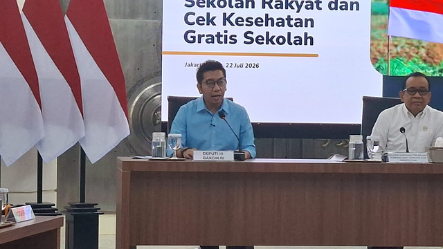 Deputi III Bakom RI, Kurnia Ramadhana saat Pemaparan mengenai Penyelenggaraan Sekolah Rakyat dalam Konpers Update Program Prioritas/PHTC serta Penguatan Perlindungan Anak Nasional di Kantor Balai Komunikasi (Bakom) RI, Gambir, Jakarta, Rabu (22/7/26) Foto: Pradya Tirta/kumparan