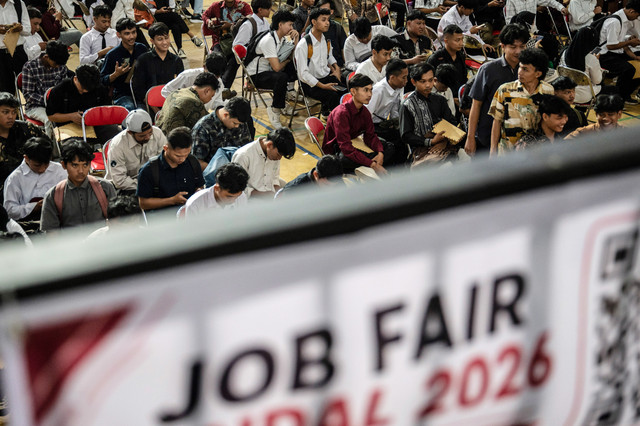 Pencari kerja antre saat mencari informasi lowongan pekerjaan pada kegiatan Job Fair Kendal 2026 di Kendal Sport Center, Kendal, Jawa Tengah, Rabu (22/7/2026). Foto: Aprillio Akbar/ANTARA FOTO