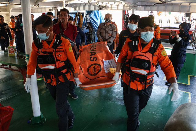 Tim SAR gabungan mengangkut kantong berisi jenazah yang diduga korban KM Nurul Salsa di atas KN SAR Kamajaya saat tiba di Pelabuhan Soekarno Hatta Makassar, Sulawesi Selatan, Rabu (22/7/2026). Foto: Arnas Padda/ANTARA FOTO