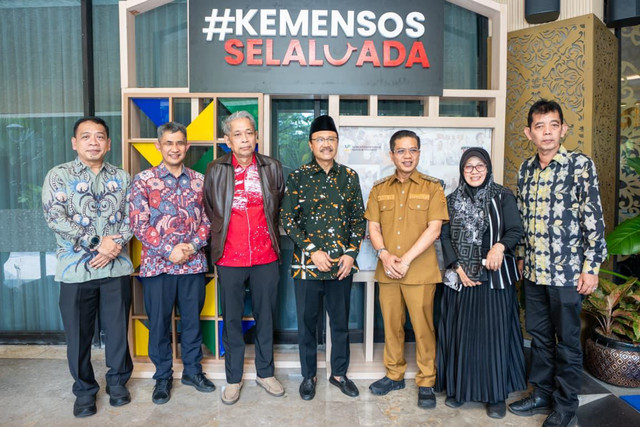 Mensos Saifullah Yusuf (Gus Ipul) menerima kunjungan Bupati Bandung M. Dadang Supriatna ke kantor Kemensos, Selasa (21/7/2026). Foto: Kemensos RI