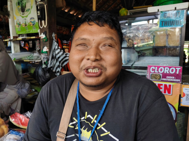 Gilang Rizki (29) difabel tunanetra lulusan UIN Sunan Kalijaga berjualan kerupuk rambat karena sudahnya cari pekerjaan kantoran. Menjadi pedagang asongan juga penuh rintangan bagi pria kelahiran Brebes, Jawa Tengah itu, Rabu (22/7/2026). Foto: Arfiansyah Panji Purnandaru/kumparan