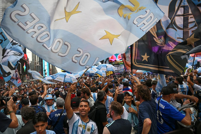 Massa berpakaian garis biru-putih khas Argentina terus berdatangan dan memenuhi area sekitar pusat Manhattan. Foto: Aditya Pradana Putra/ANTARA FOTO