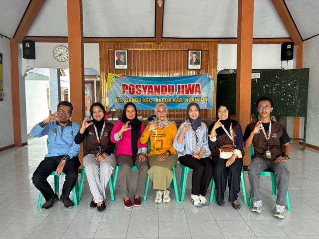 Mahasiswa Universitas Negeri Malang Belajar Bersama Masyarakat (UM BBM) Desa Gandu foto bersama petugas posyandu jiwa, Sabtu (04/07/2026). Foto: Dok. Pribadi.