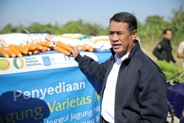 Mentan Amran saat mengunjungi ITS Cabang Buncitan, Sidoarjo. Foto: Kementan RI