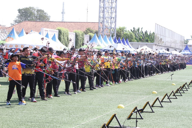 Atlet panahan bertanding di babak kualifikasi divisi compound U15 MilkLife Archery Challenge Kejurnas Junior 2026 pada Rabu (22/7) di Supersoccer Arena, Kudus, Jawa Tengah. Foto: Vega Ma'arijil Ula/kumparan