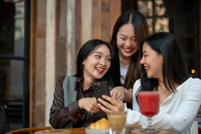Ilustrasi menggunakan fitur bluGether di blu by BCA Digital. Foto: Shutterstock