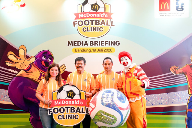 Caroline Kurniadjaja dari McDonald's Indonesia, Indra Sjafri (Pelatih Sepak Bola Nasional), Atep (Legenda Sepak Bola Indonesia), dan Ronald McDonald dalam media briefing McDonald's Football Clinic di Bandung (19/7/2026). Foto: Dok. McDonald's Indonesia