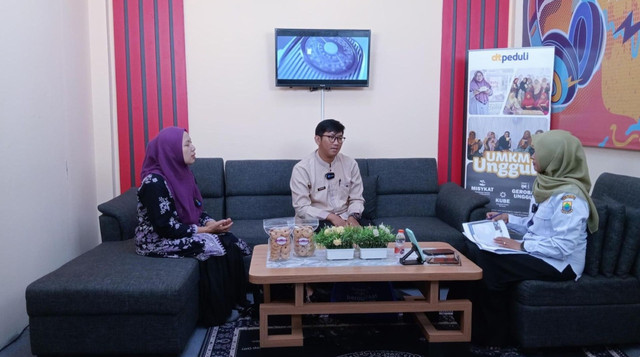 Talkshow Pojok Usaha Cianjur FM, DT Peduli Perkenalkan Program Misykat (Microfinance Syariah Berbasis Masyarakat) untuk Pendengar Radio Cianjur FM (Sumber: DT Peduli)