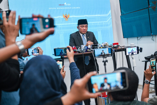 Mensesneg Prasetyo Hadi memberi keterangan pers di ruang media, kompleks Istana Kepresidenan, Jakarta, Rabu (22/7/2026). Foto: Galih Pradipta/ANTARA FOTO