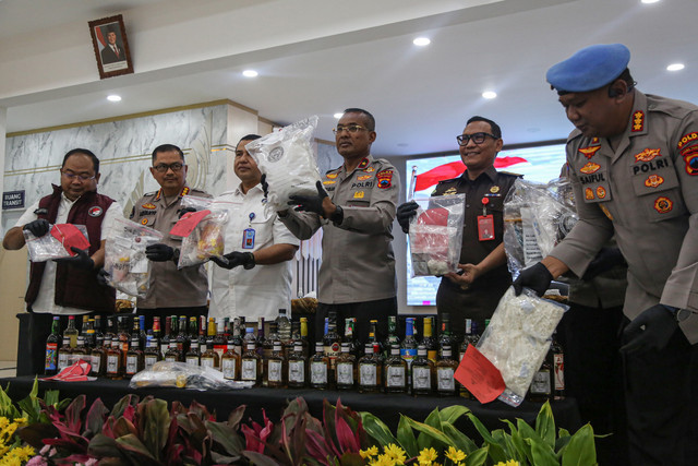 Wakapolda Jawa Tengah Brigjen Pol Latif Usman bersama Kepala BNN Provinsi Jawa Tengah Brigjen Pol Agus Rohmat beserta jajaran saat rilis pemusnahan barang bukti narkotika dan minuman keras ilegal di Mapolda Jawa Tengah, Semarang, Rabu (22/7/2026). Foto: Makna Zaezar/ANTARA FOTO