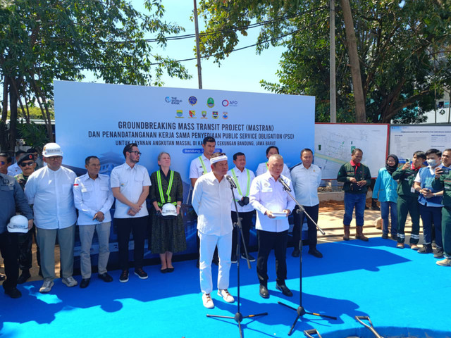 Gubernur Jawa Barat Dedi Mulyadi, dan Menteri Perhubungan Dudy Purwagandhi, saat memberikan keterangan usai Groundbreaking Pembagunan Infrastruktur BRT Bandung Raya dan PSO Angkutan Massal Metropolitan Berbasis Jalan, di Bandung, Rabu (22/7). Foto: Abisatya/kumparan