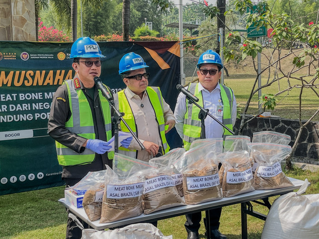 Kepala Barantin Abdul Kadir Karding, Kepala BPJPH Haikal Hassan, Dirjen Peternakan dan Kesehatan Hewan (PKH) Kementan Agung Suganda dalam konferensi pers pemusnahan MBM asal Brasil di PPLI, Bogor, Jawa Barat, Rabu (22/7/2026). Foto: Widya Islamiati/kumparan