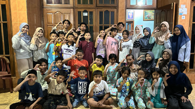 Mahasiswa UM BBM berfoto bersama anak-anak peserta bimbingan belajar di Posko KKN Desa Banjaragung usai penutupan rangkaian kegiatan.