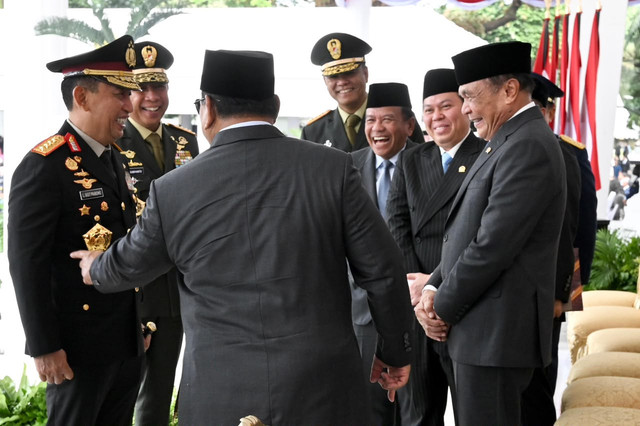 Momen hangat Prabowo, Panglima TNI, Kapolri, di Upacara Prasetya Perwira (Praspa) TNI-Polri di halaman Istana Merdeka, Jakarta, Rabu (22/7/2026). Foto: Istimewa