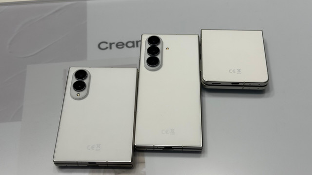 Samsung Galaxy Z Fold 8 (kiri), Galaxy Z Fold 8 Ultra (tengah), Z Flip 8 (kanan). Foto: Habib Allbi Ferdian/kumparan