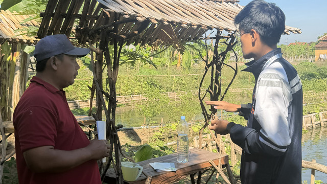Kegiatan kuliah kerja nyata multidisiplin 1 R Muhammad Fadhil Ichsan berjudul Pemanfaatan Air Limbah Tambak untuk Pertanian Pekarangan melalui Penerapan Circular Economy di Desa Tambaksari, Kecamatan Rowosari , Kabupaten Kendal